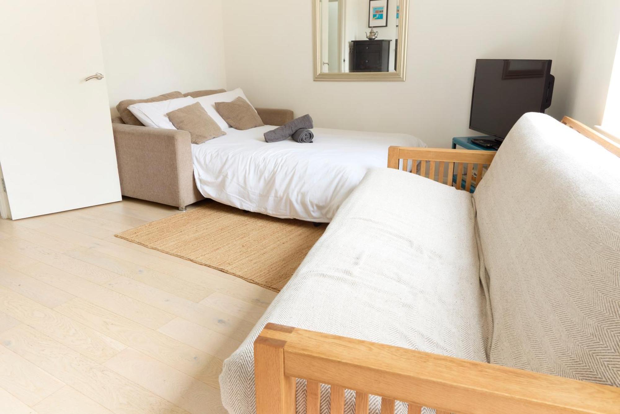 Apartment With Canal View In Broadway Market London
