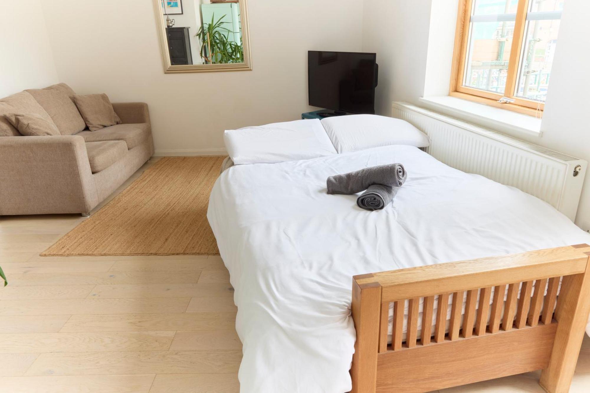 Apartment With Canal View In Broadway Market London