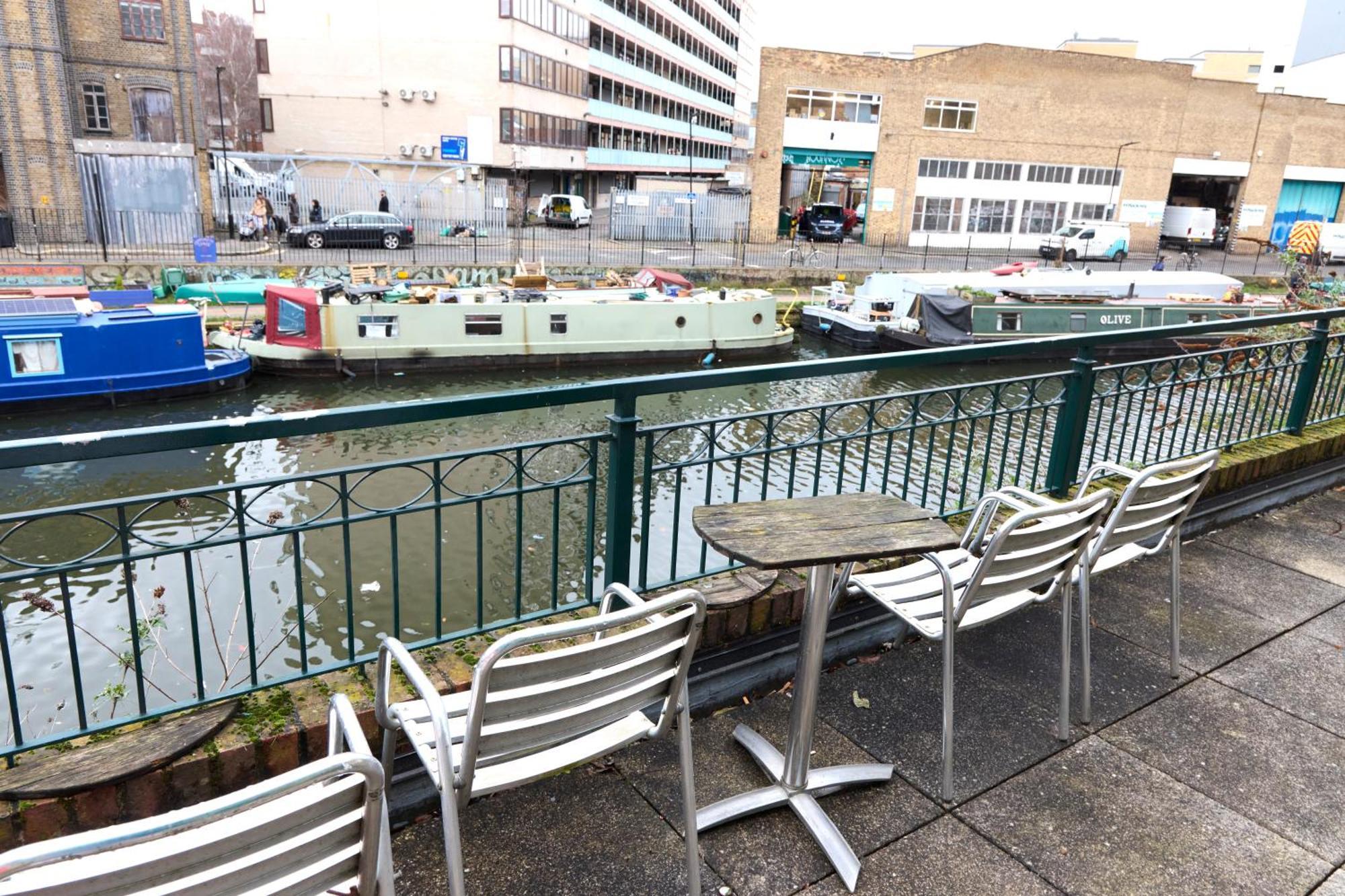 With Canal View In Broadway Market Apartment London