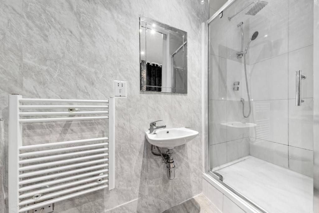 Two Bedroom Flat Right Opposite To Harrods Kb15 Apartment *