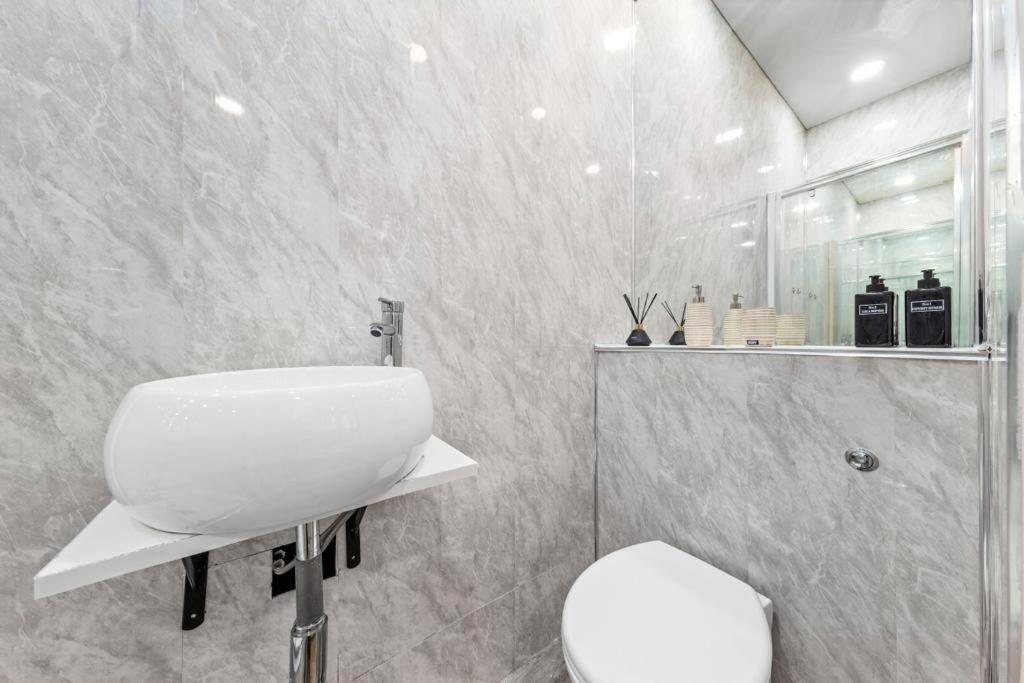 Two Bedroom Flat Right Opposite To Harrods Kb15 Apartment