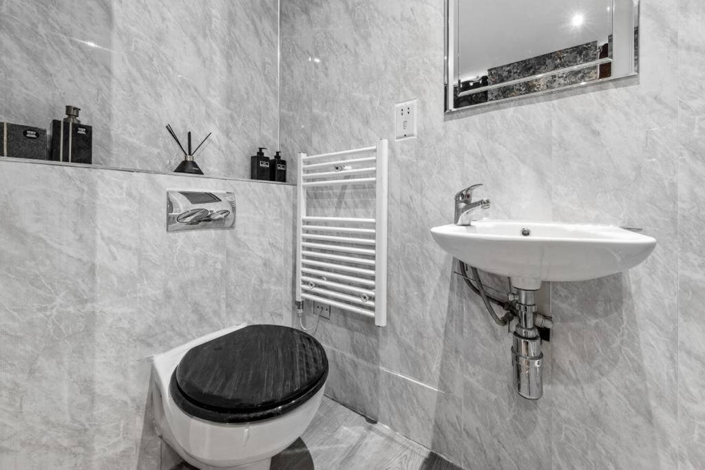 Apartment Two Bedroom Flat Right Opposite To Harrods Kb15