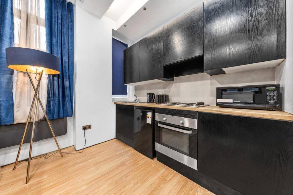 Apartment Two Bedroom Flat Right Opposite To Harrods Kb15 London