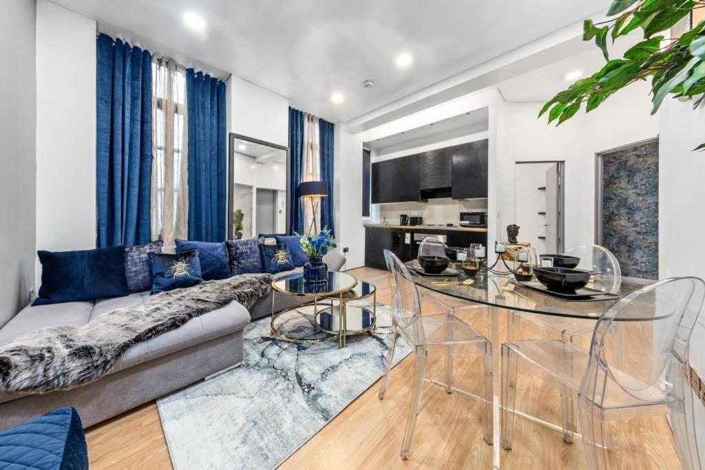 Two Bedroom Flat Right Opposite To Harrods Kb15 London