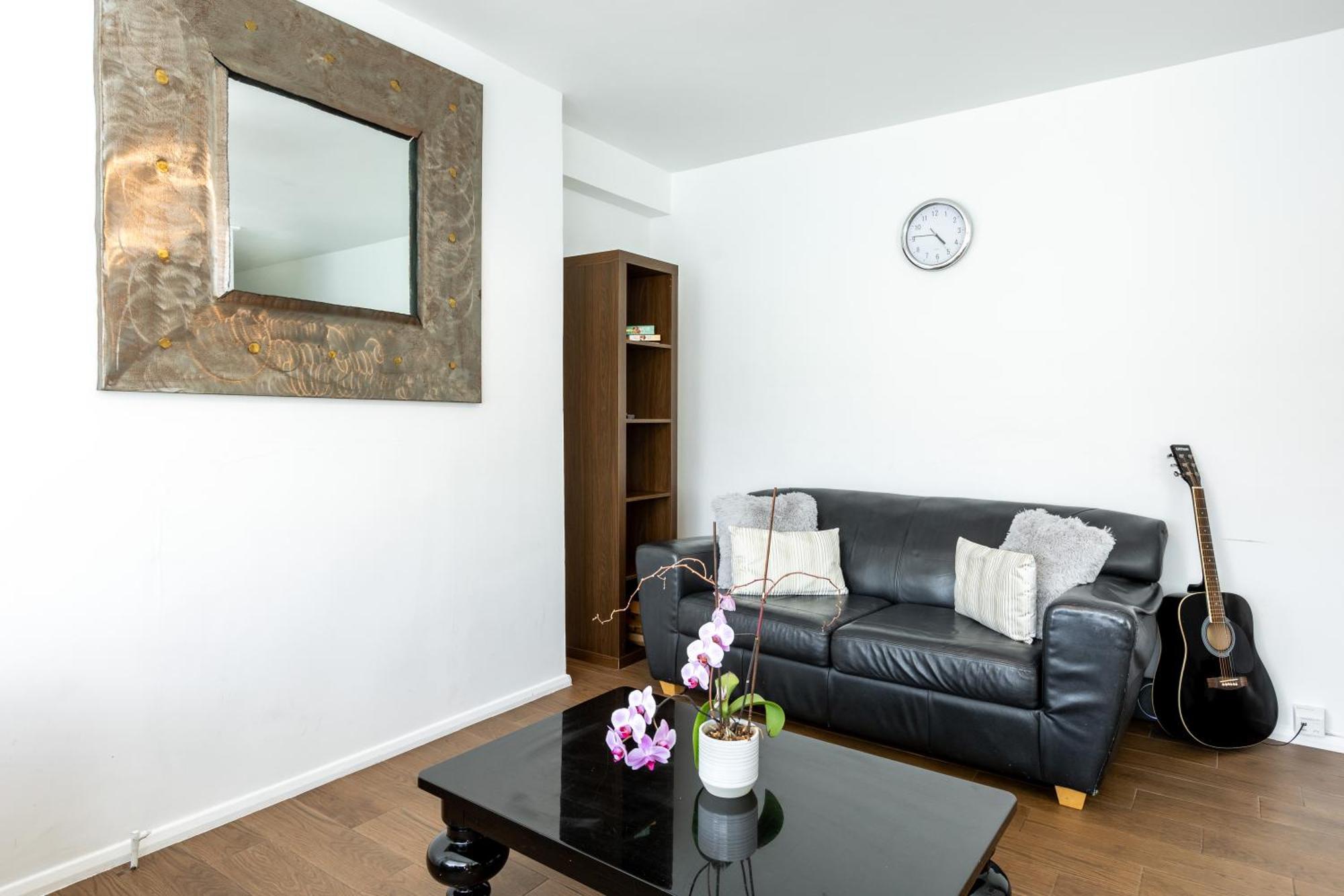 Charming 1 Bedroom Serviced In Camden Apartment London