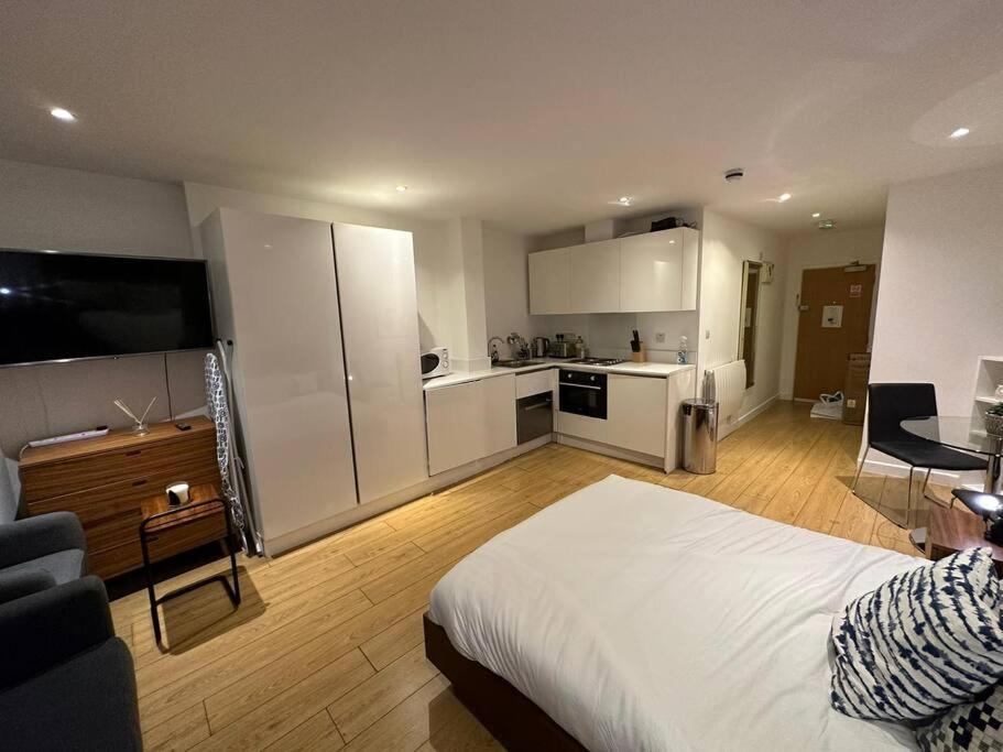 Piccadilly Living 1 Bedroom Flat In Vr11 * London