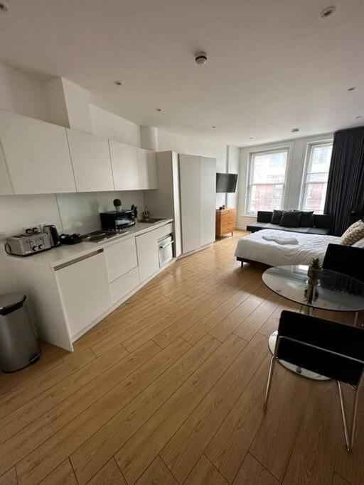 Gem 1 Bedroom Flat Piccadilly Circus Vr8 London