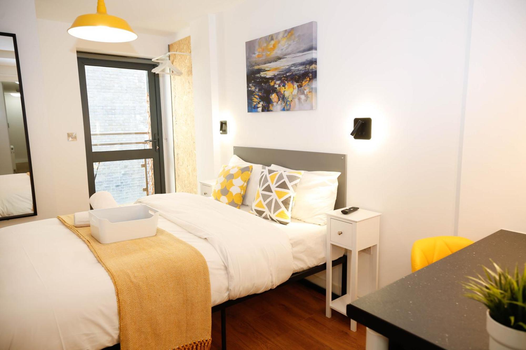 New Luxury In The Heart Of Next To Shops, Cafes, Bars & Metro With Shared Bathrooms Homestay *