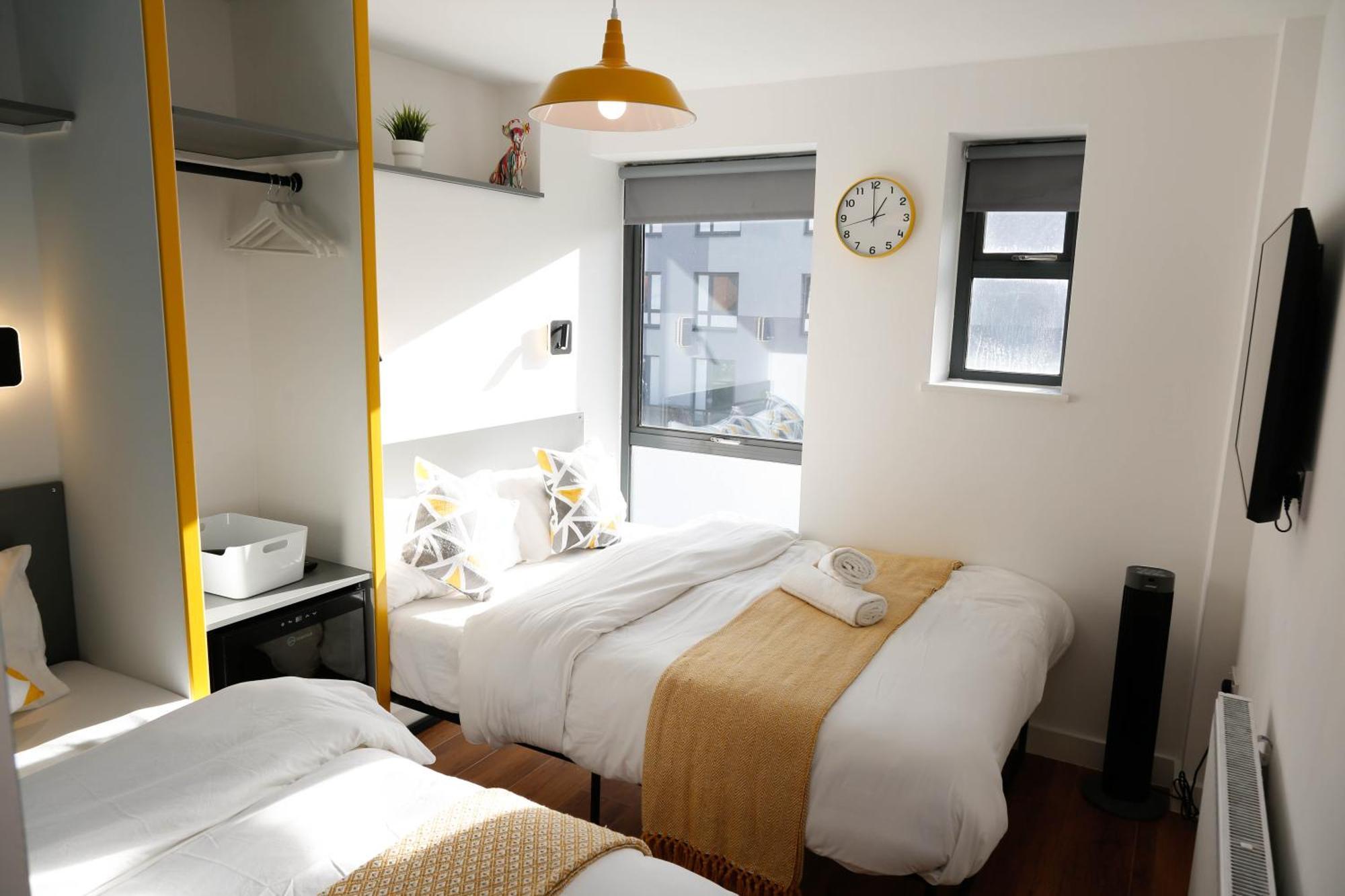 Homestay New Luxury In The Heart Of Next To Shops, Cafes, Bars & Metro With Shared Bathrooms London