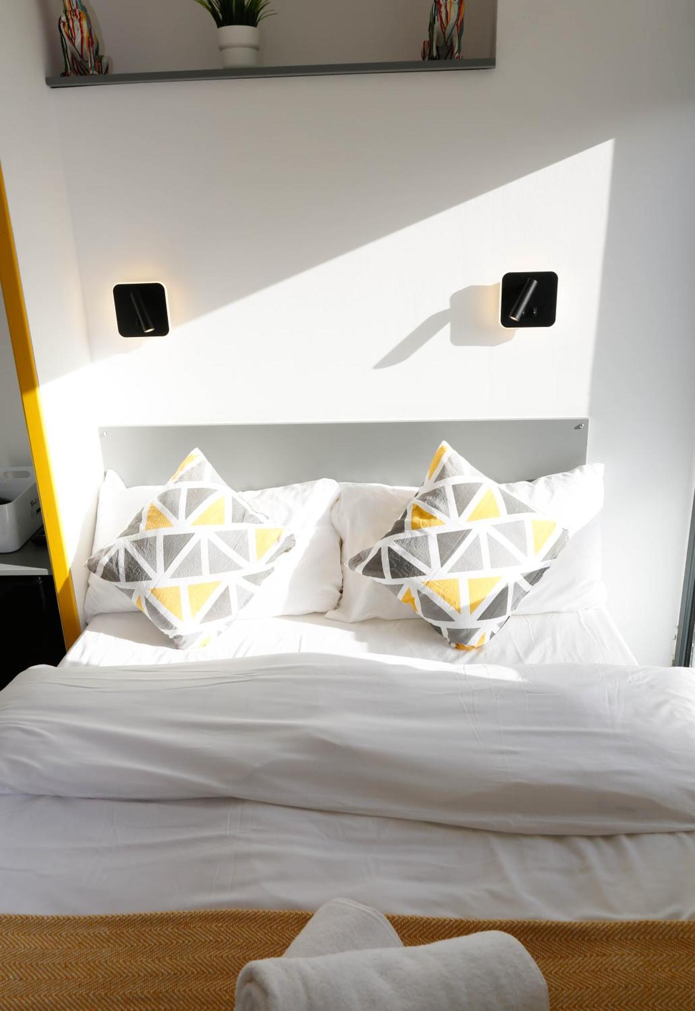 Homestay New Luxury In The Heart Of Next To Shops, Cafes, Bars & Metro With Shared Bathrooms London