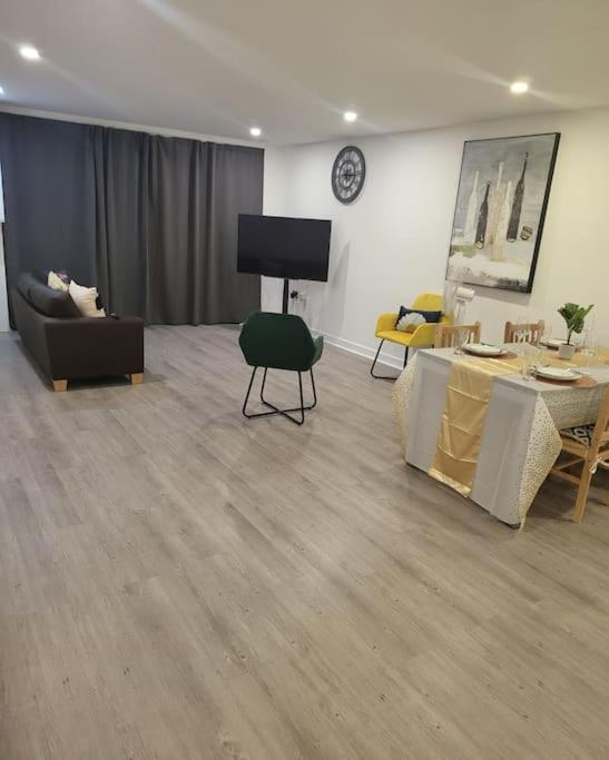 2 Bedrooms 2baths 3toilets Near Excel City Airport O2 Sleeps Up To 5 * Londres
