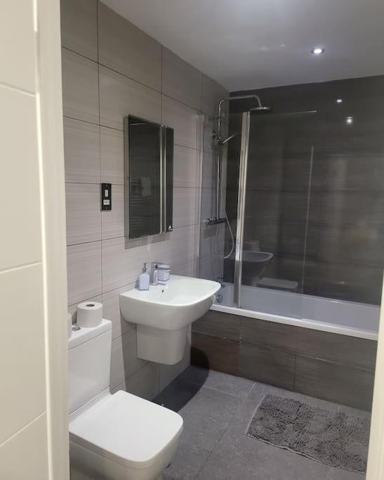 2 Bedrooms 2baths 3toilets Near Excel City Airport O2 Sleeps Up To 5 Apartamento