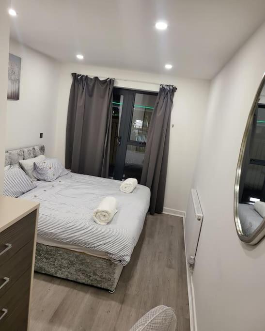 2 Bedrooms 2baths 3toilets Near Excel City Airport O2 Sleeps Up To 5 Apartamento *
