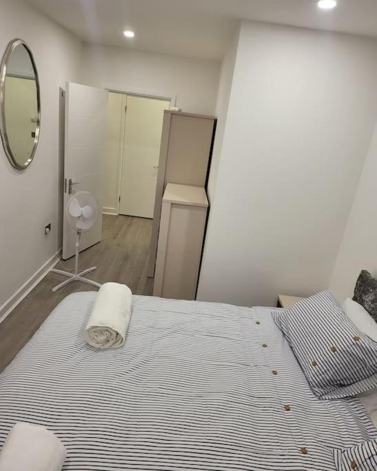 2 Bedrooms 2baths 3toilets Near Excel City Airport O2 Sleeps Up To 5 Apartamento Londres