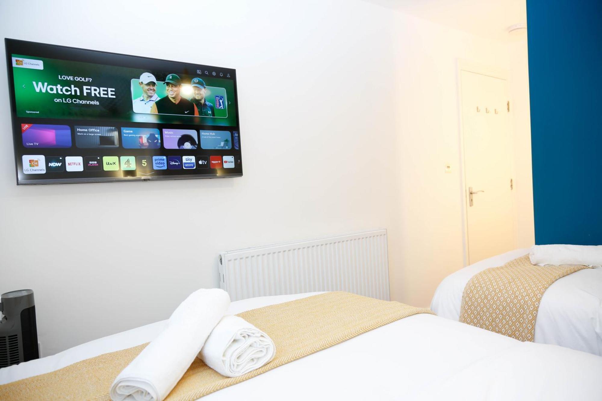 New Luxury In The Heart Of Next To Shops, Cafes, Bars & Metro With Shared Bathrooms Homestay *
