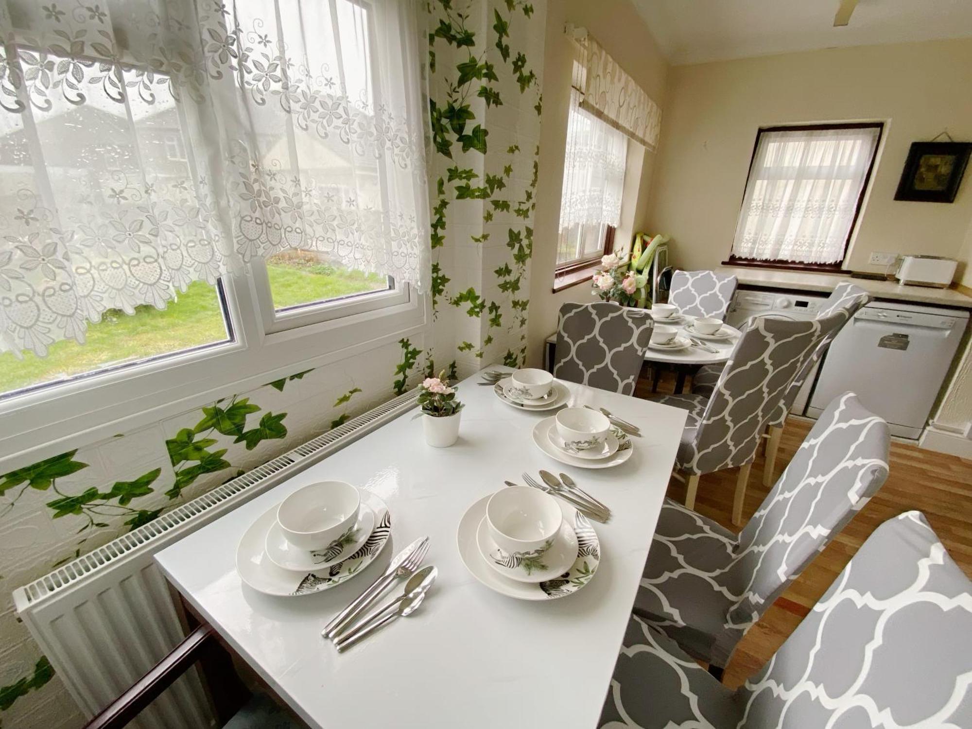 Barking House Sleeps 11 - Parking - Train Tube - Airport Holiday home