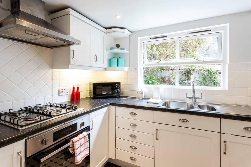 2-bedroom Split-level In Notting Hill *