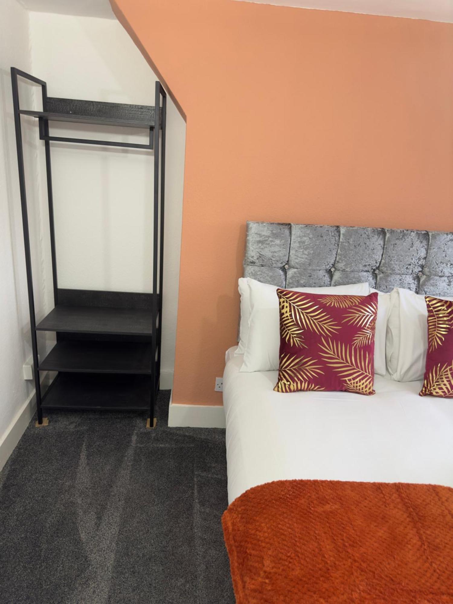 Newly Decorated 5-bed Hackney Townhouse * London