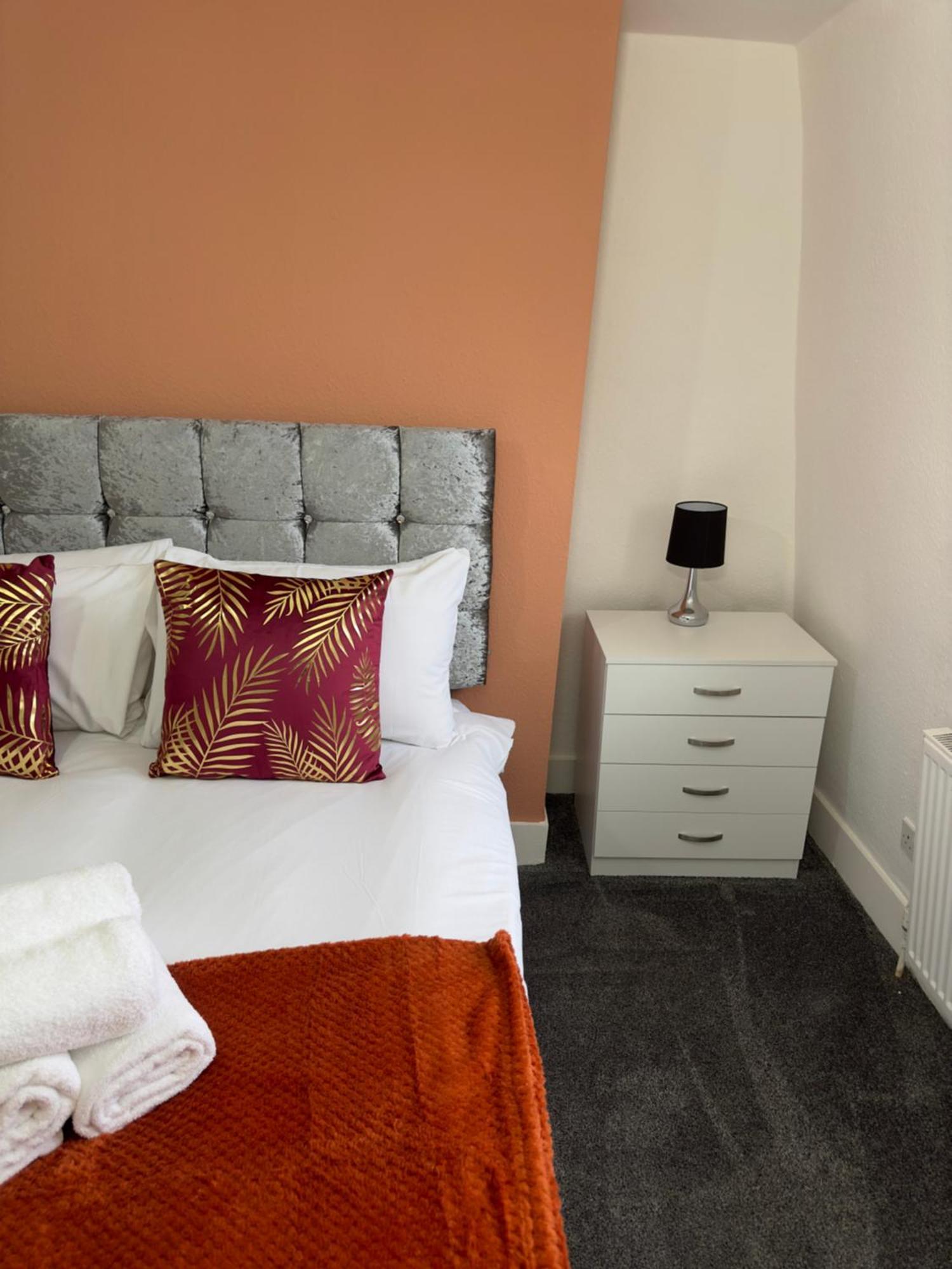 Newly Decorated 5-bed Hackney Townhouse * London