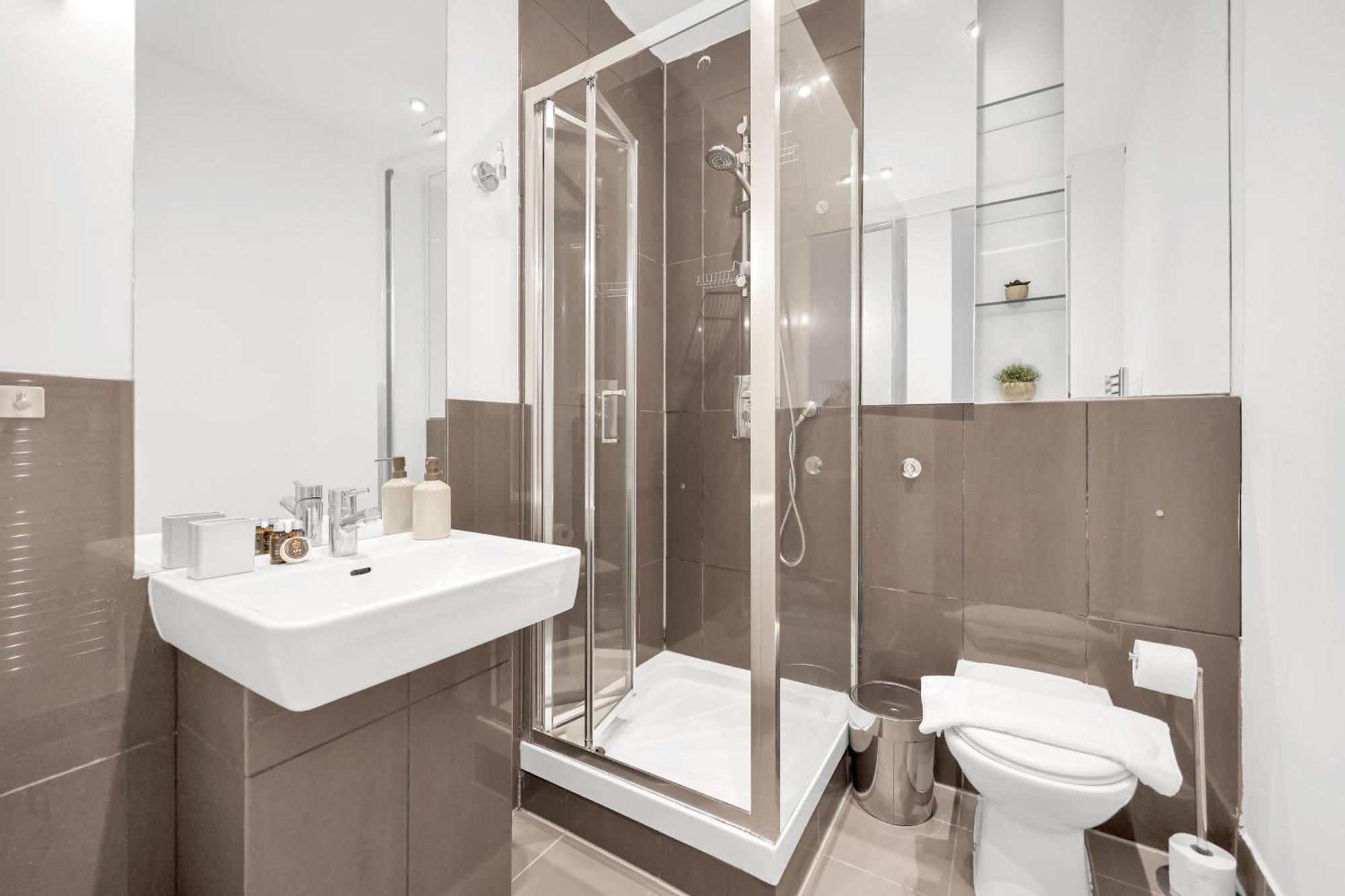 Loft-style 3 Bed Short Term & Flexible Renting Hoxton With Free Wifi & Terrace ! * Londres