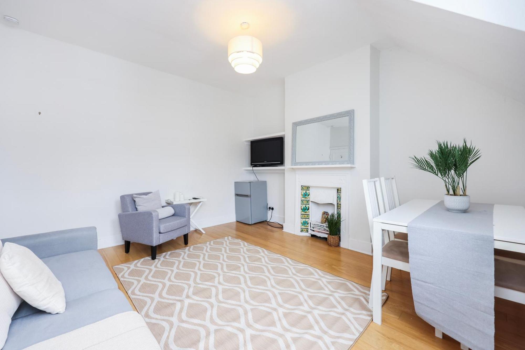 Stylish In Putney Apartment