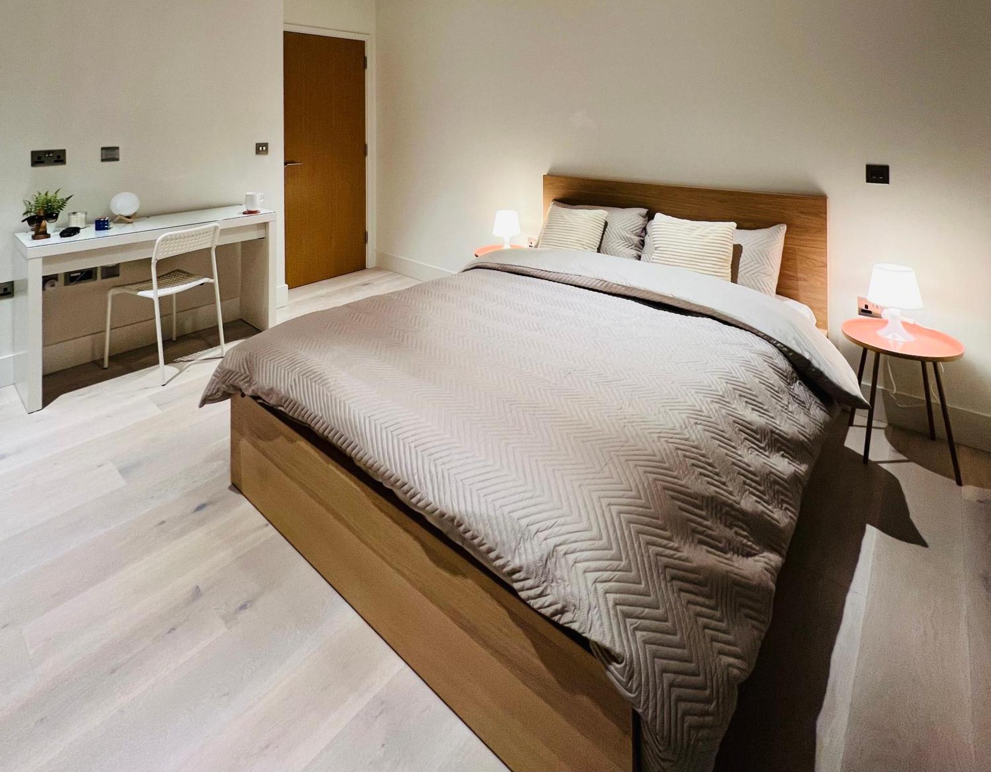 Private Room@leicestersquare In A Shared Flat Homestay London