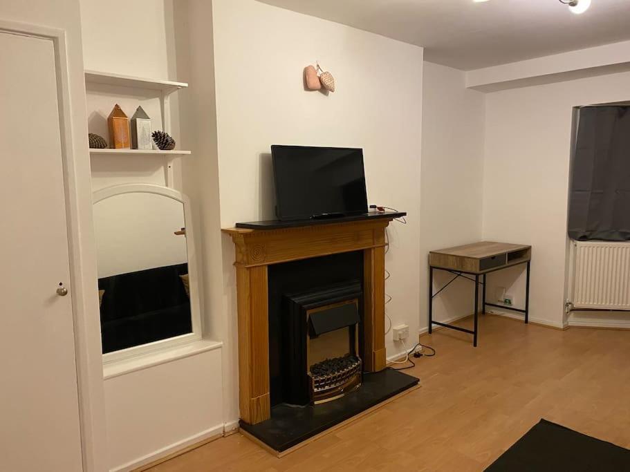Apartment Entire Flat With A Big Living-room, Bedroom, Kitchen, And Bathroom London