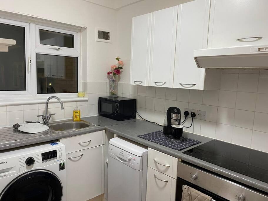 Apartment Entire Flat With A Big Living-room, Bedroom, Kitchen, And Bathroom