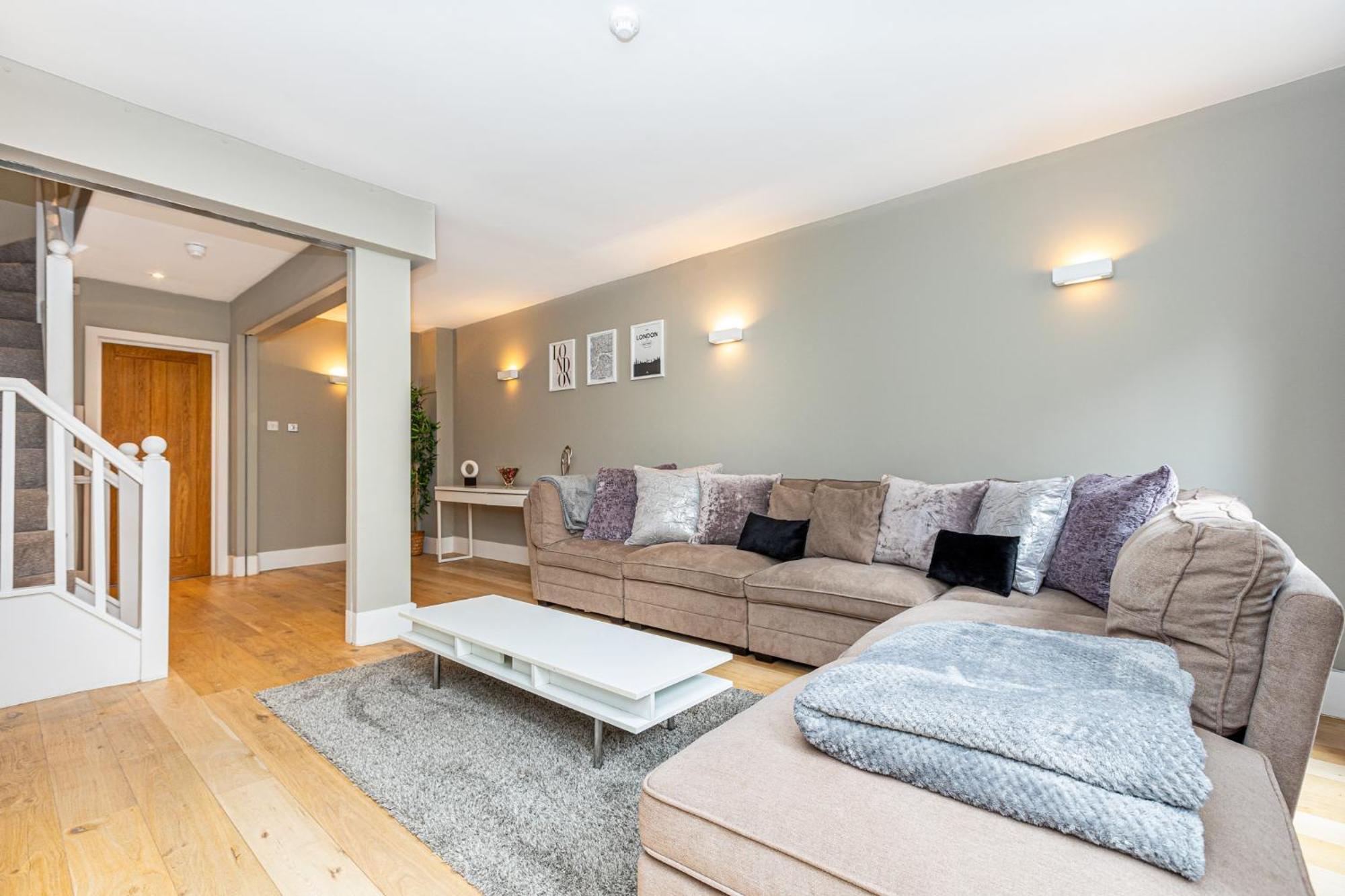 Fantastic Multilevel 3br, Vibrant Angel, 5min Tube Apartment