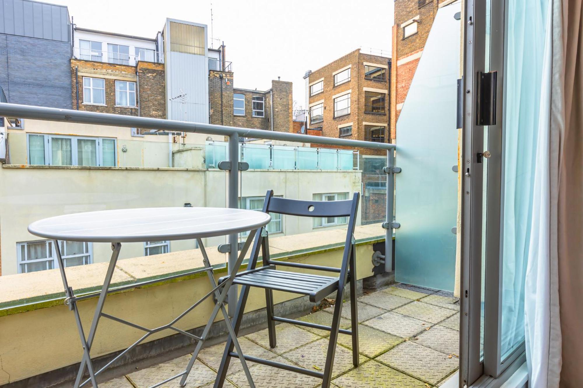 Fantastic Multilevel 3br, Vibrant Angel, 5min Tube Apartment *