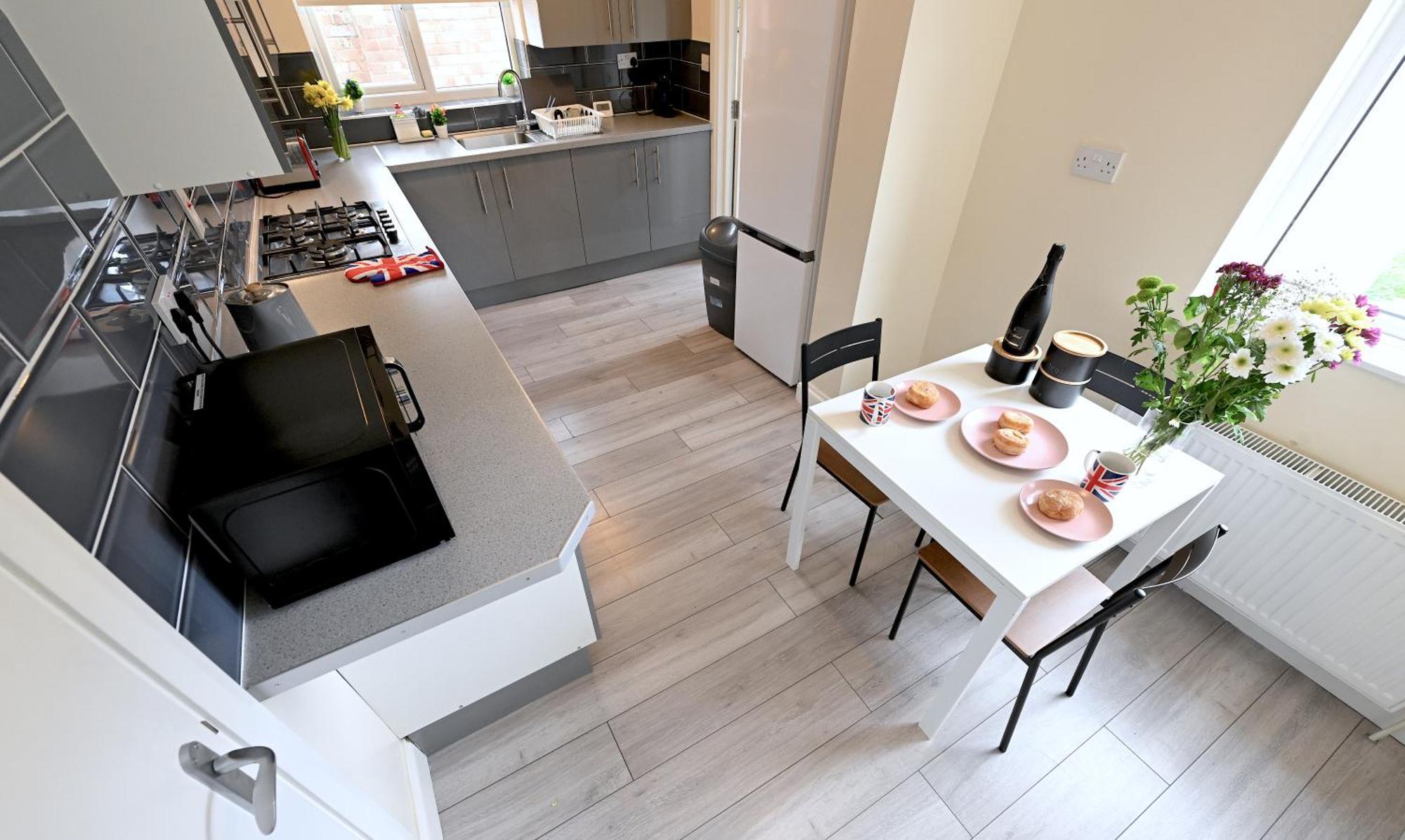 Spacious 5 Bedroom House Next To Tottenham Stadium *