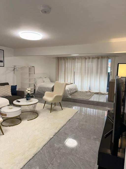 Central Entire Studio Apartment *