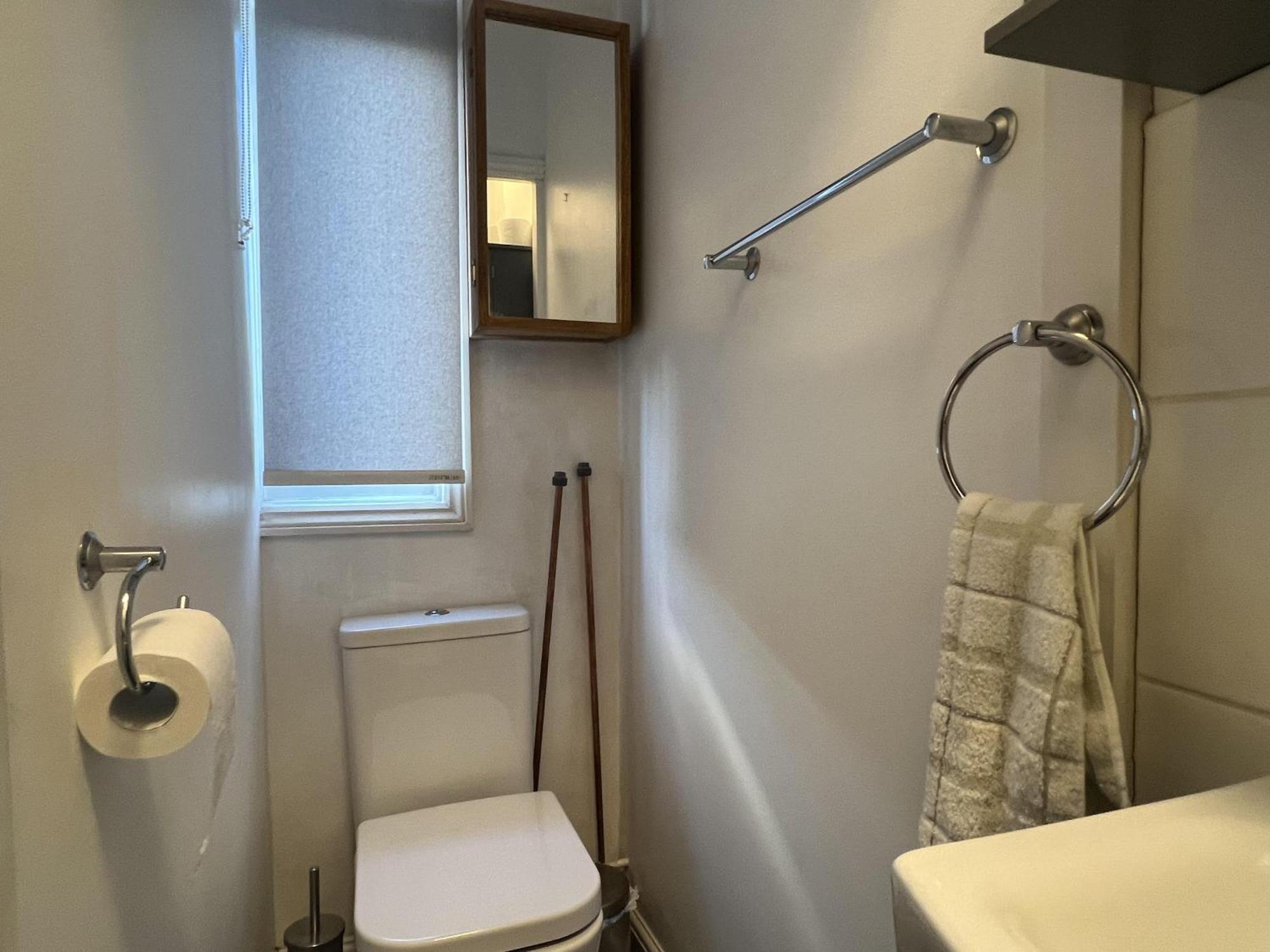 Impeccable 1 Bedroom Flat In Apartment