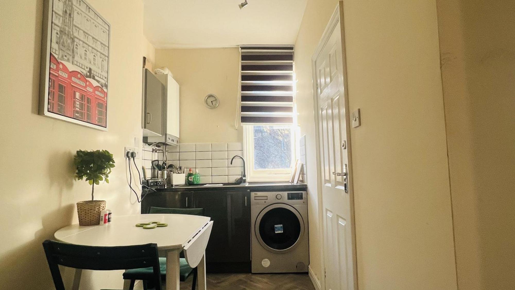 Impeccable 1 Bedroom Flat In Apartment