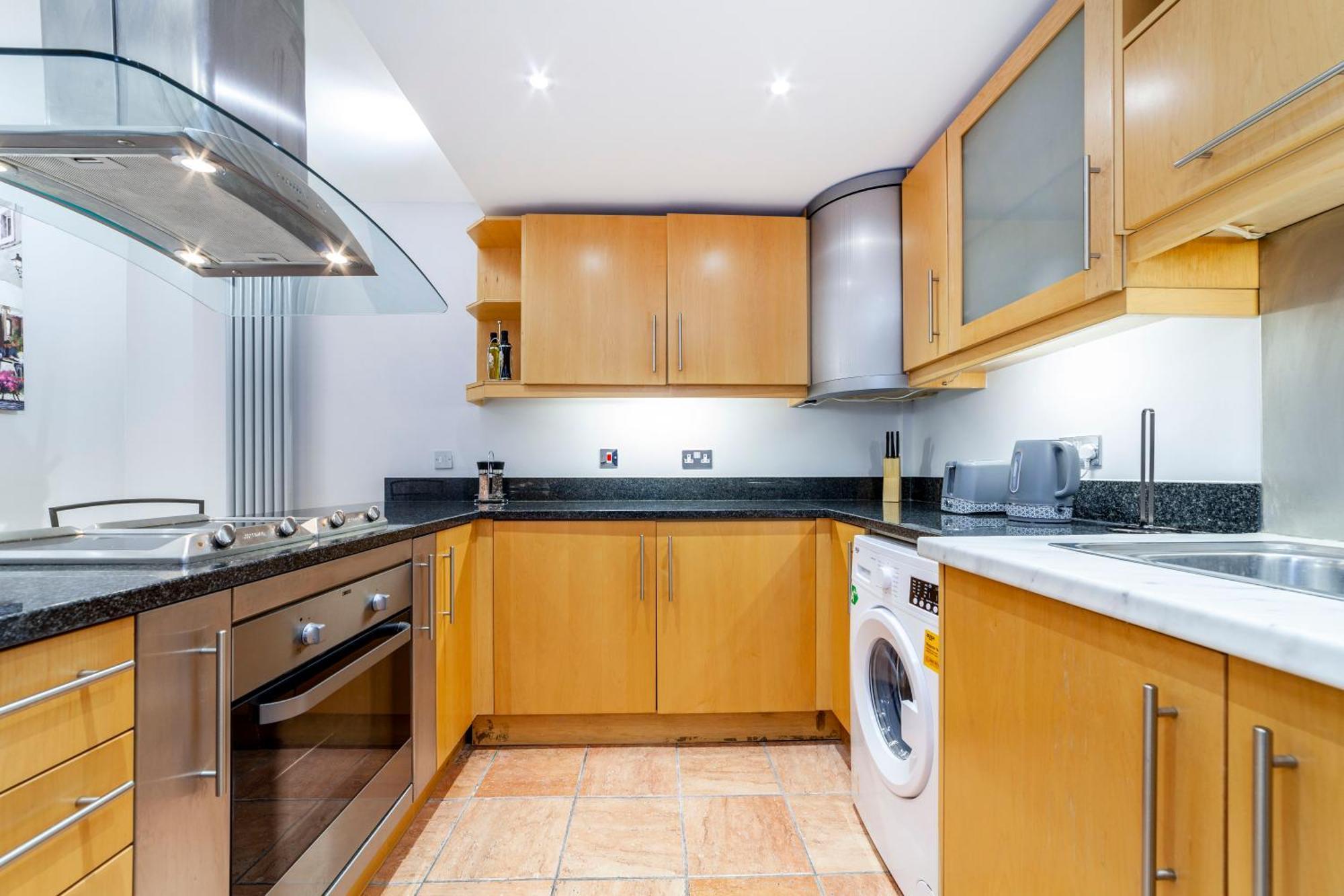 Comfy 2br Flat W Balcony In Canary Wharf Apartment *
