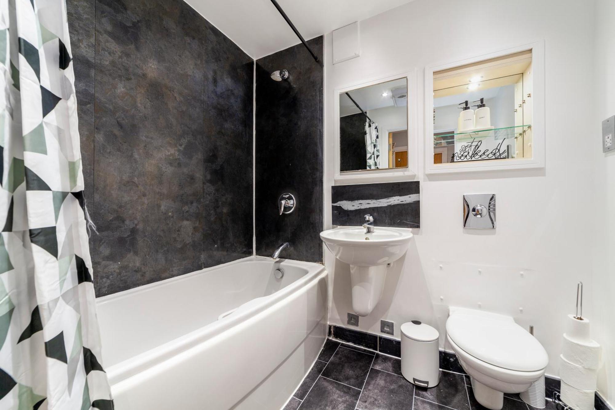 Comfy 2br Flat W Balcony In Canary Wharf Apartment