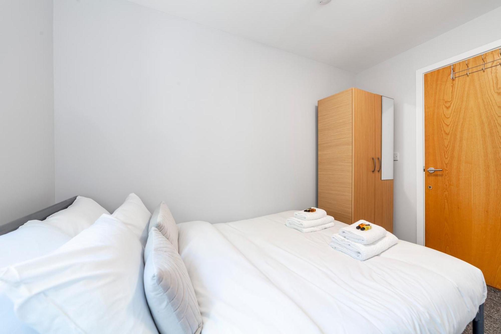 Comfy 2br Flat W Balcony In Canary Wharf Apartment