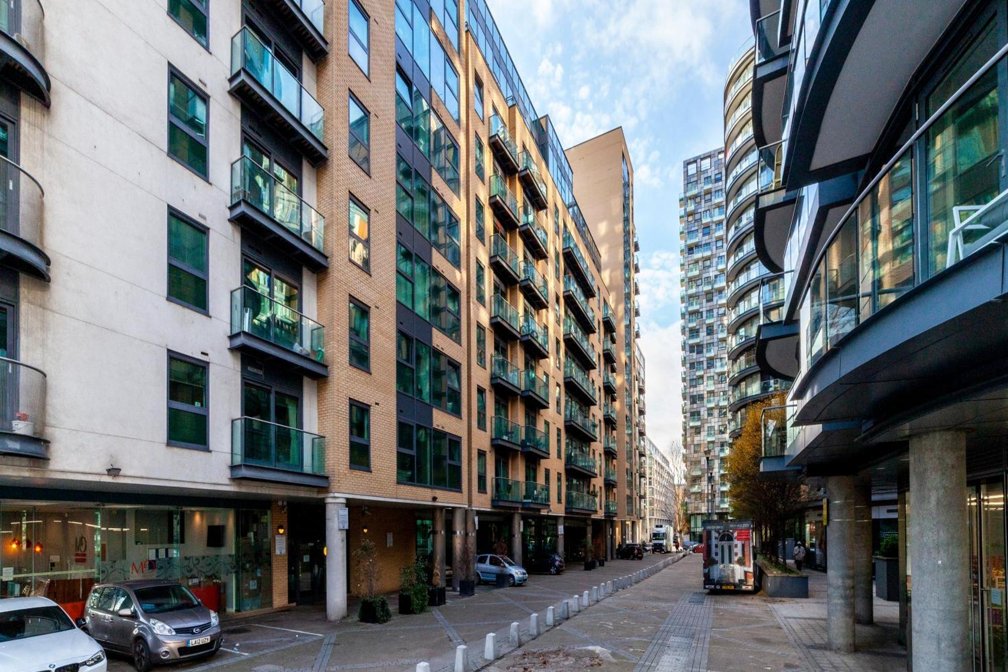 Comfy 2br Flat W Balcony In Canary Wharf Apartment *