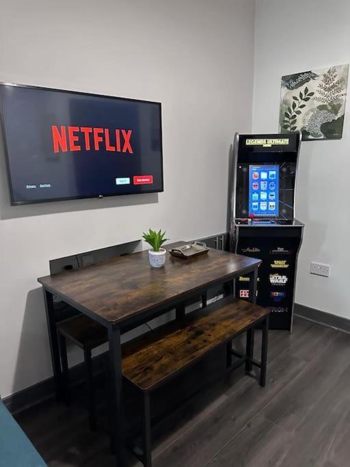 Edmonton - 4 Bedrooms, Sleeps 8, 3 Bathroom Contractor Base London