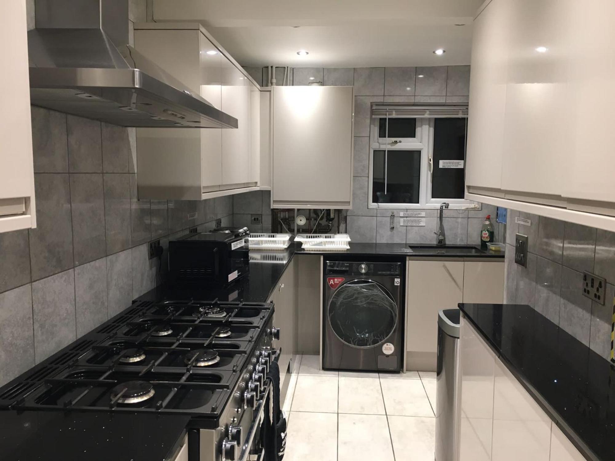 Private Room, Renovated With Large Size White Desk In Se9 6pg Homestay