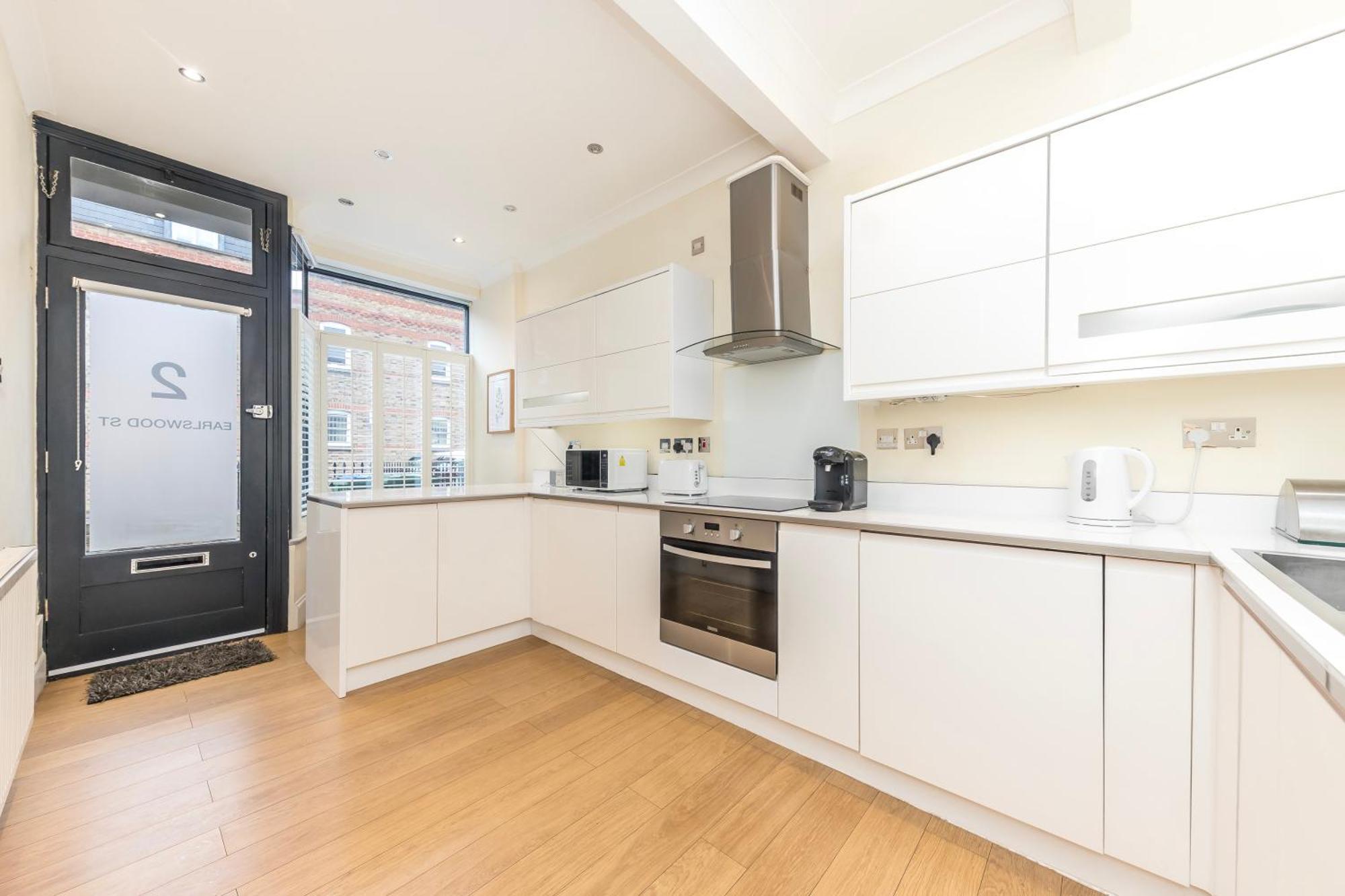 Victorian Charm: Spacious 3-bed Near Attractions Holiday home *