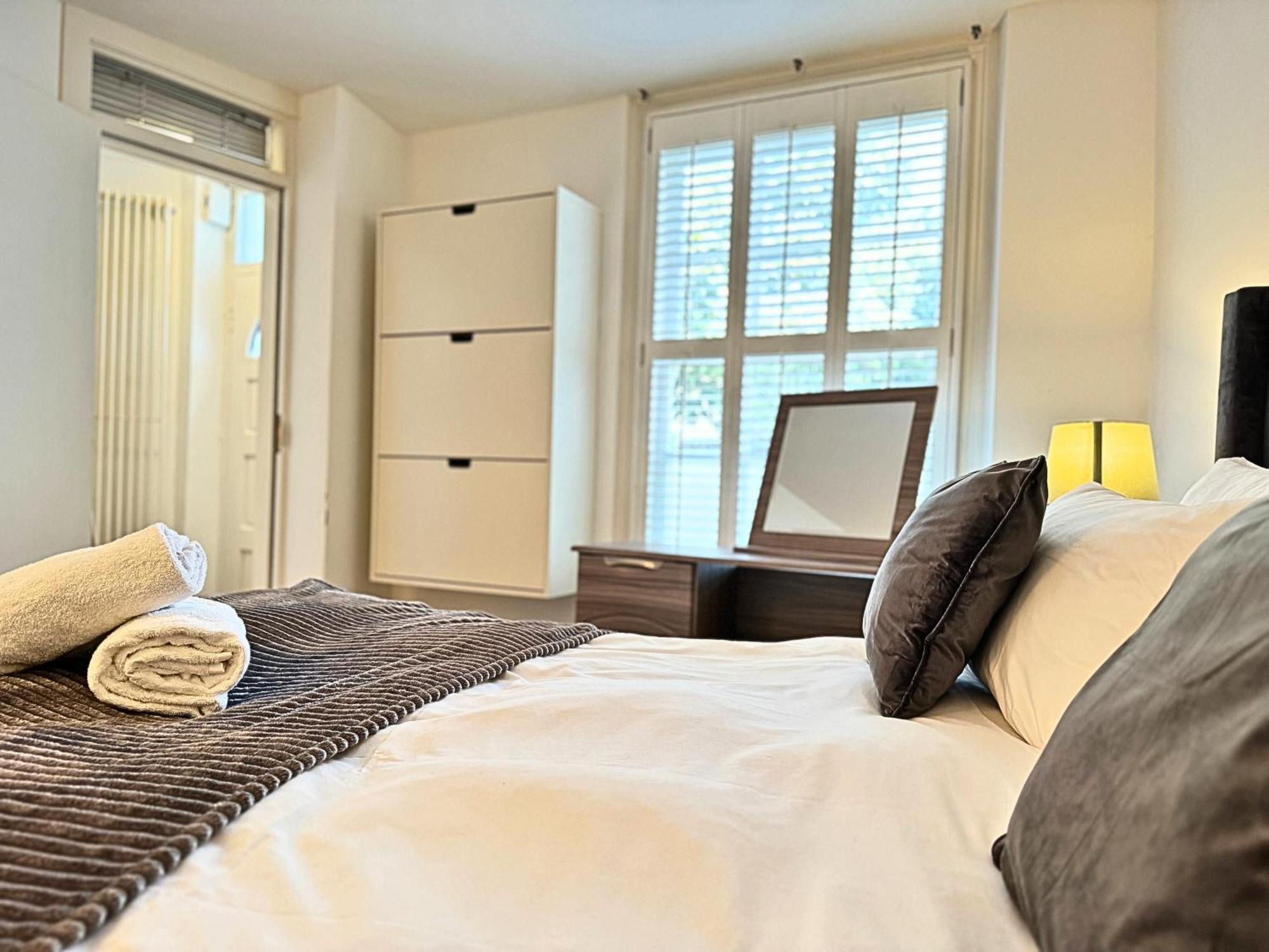 The Heart Of Kensington Mews - 3 Bedrooms House-private Entrance-hyde Park Walk Away-green Park 9 Minutes Underground- The Of With Glamour Of Kensington * London