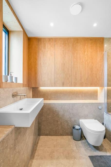 Tottenham Retreat: 4-bed Family Haven With Games & Parking