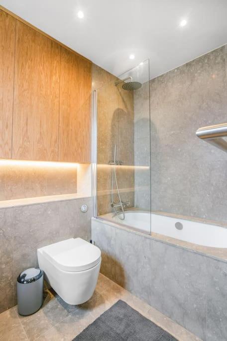 Tottenham Retreat: 4-bed Family Haven With Games & Parking London