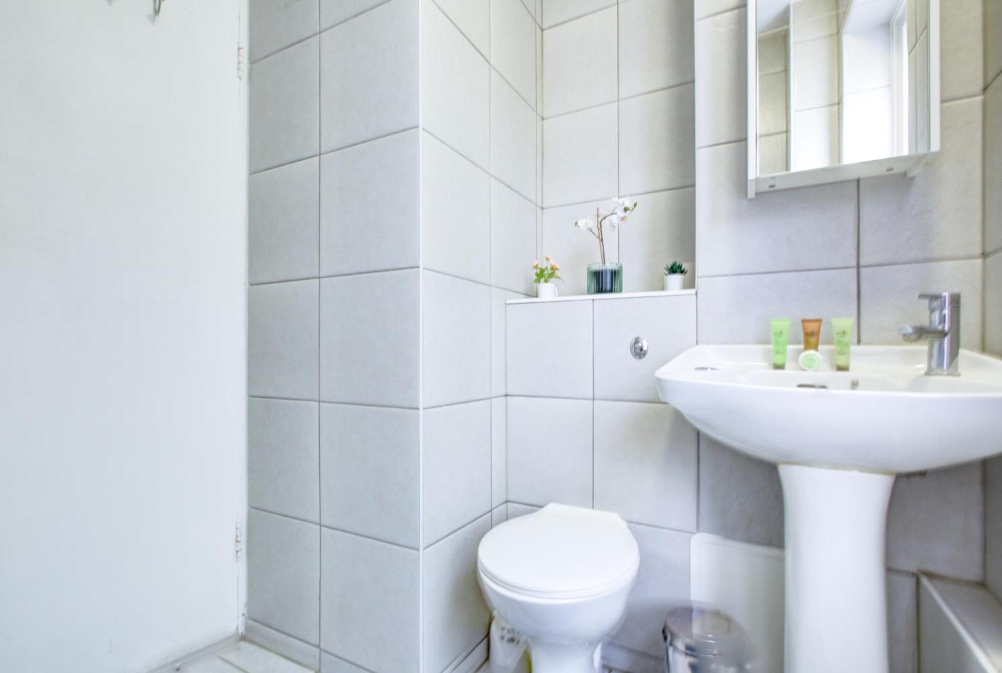 Lovely 2- Bedroom In Apartment London