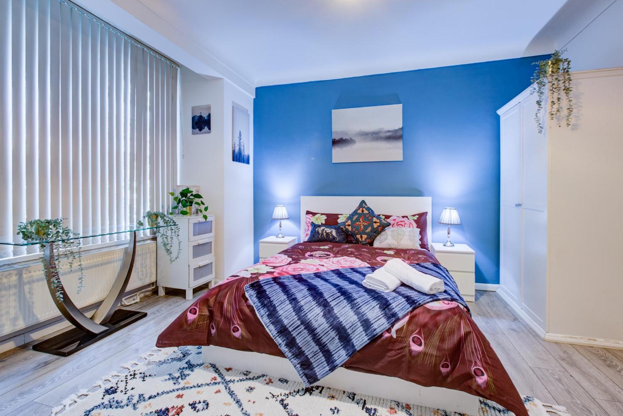 Lovely 2- Bedroom In Apartment *