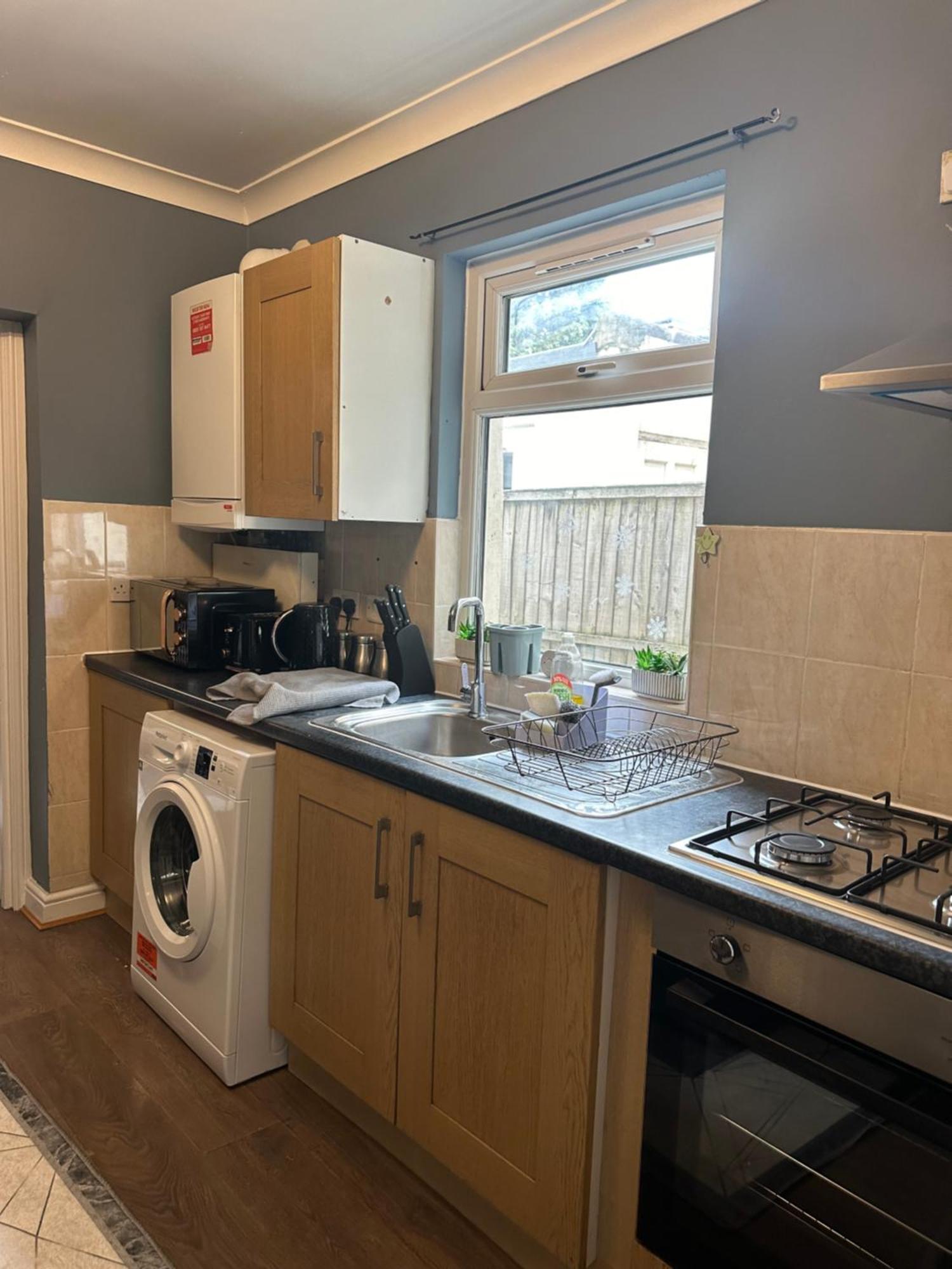 Amazing Ground Floor One Bedroom Forest Road Apartment *