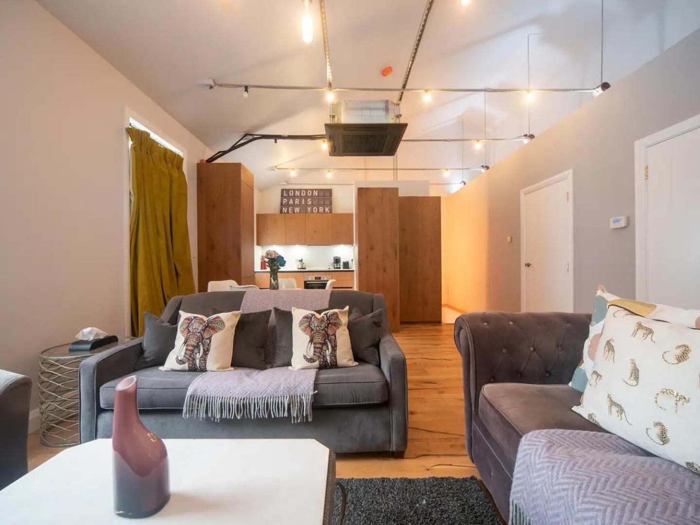 Pass The Keys A Vibrant Characterful Mews House With Air Con Apartment