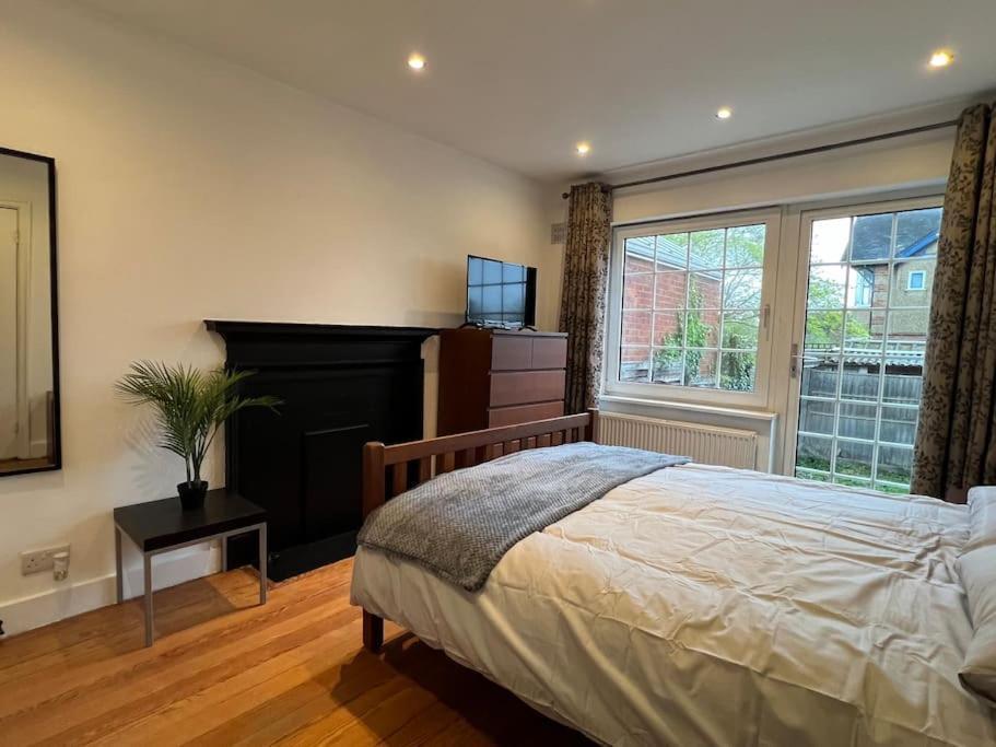 3 Bed Luxury House, 10 Min Walk To Underground Holiday home London