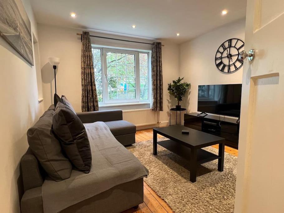Holiday home 3 Bed Luxury House, 10 Min Walk To Underground *